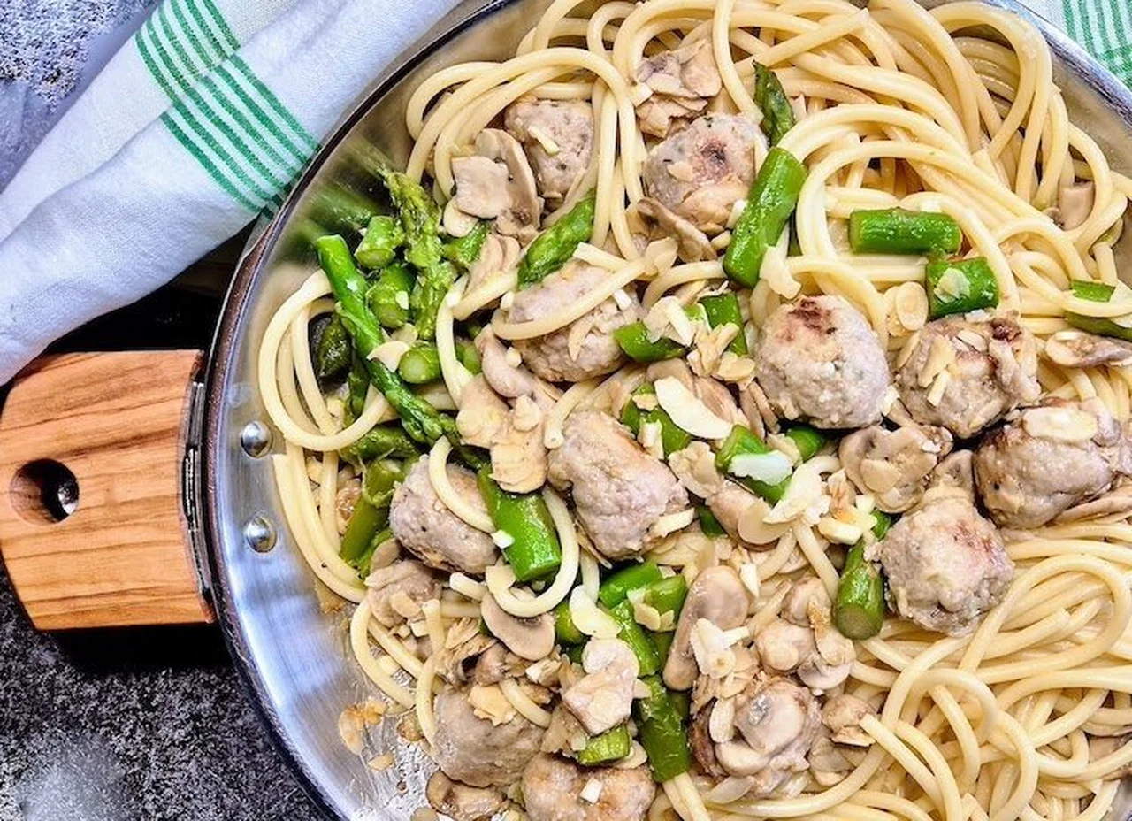 Bucatini aux asperges, boulettes et champignons