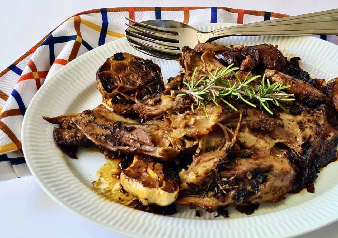 Épaule d'agneau confite à l'ail et au vin blanc