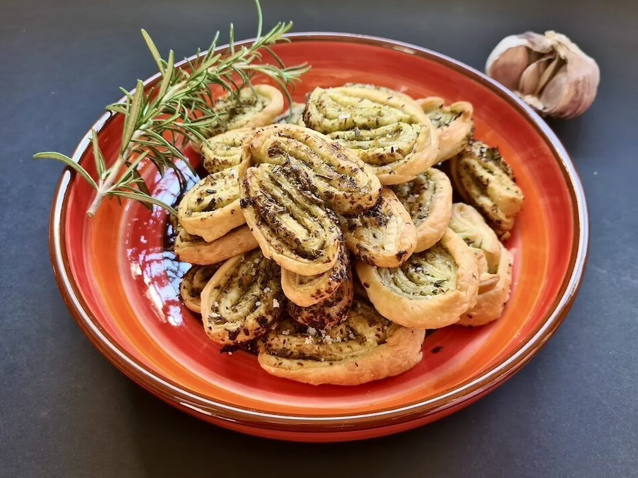 Palmiers à l'aillet, basilic et romarin