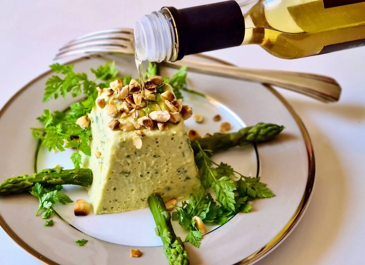 Panna cotta d'asperges vertes au cerfeuil et noisettes