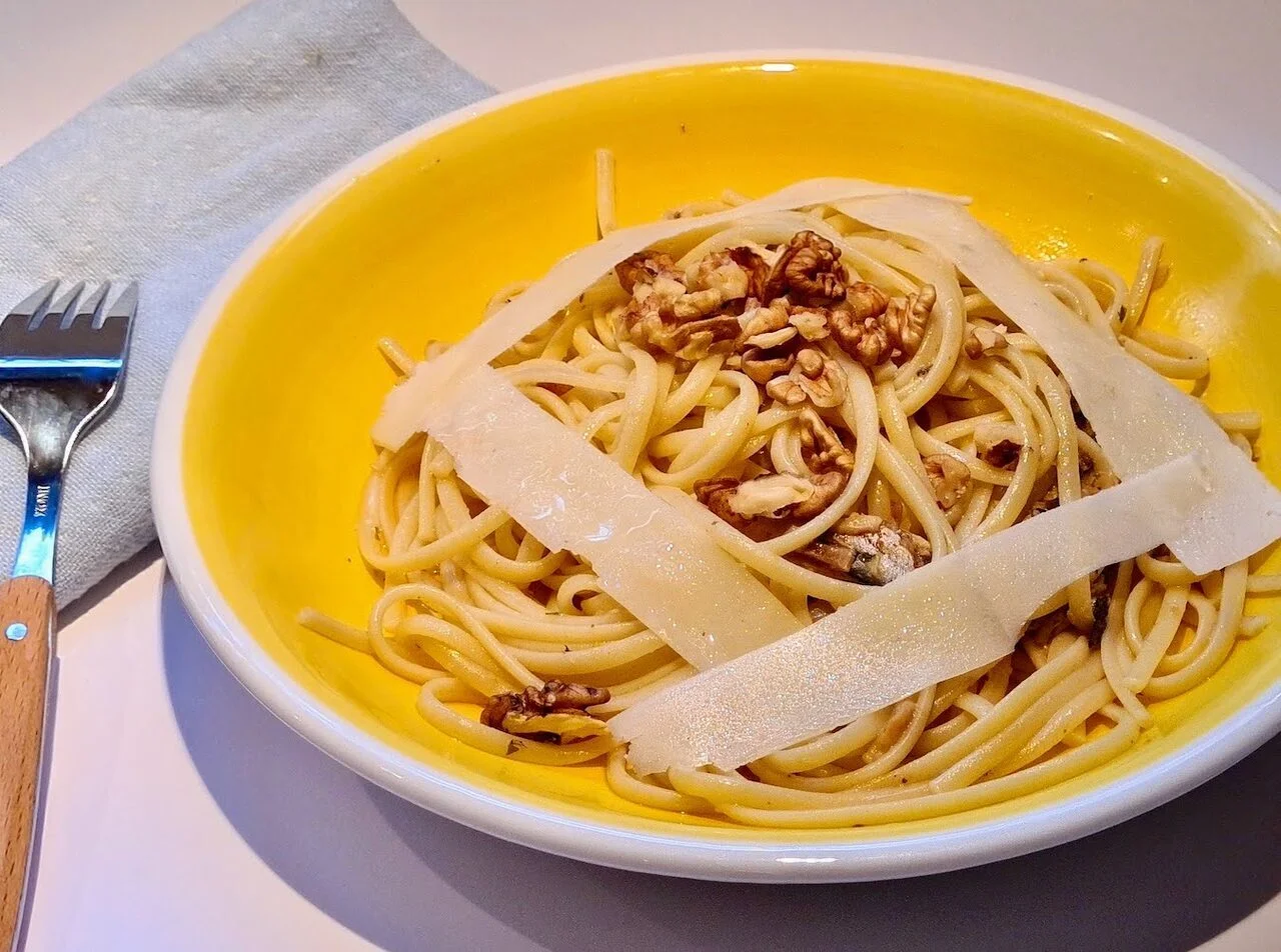 Pâtes aux anchois, à l'ail et aux noix