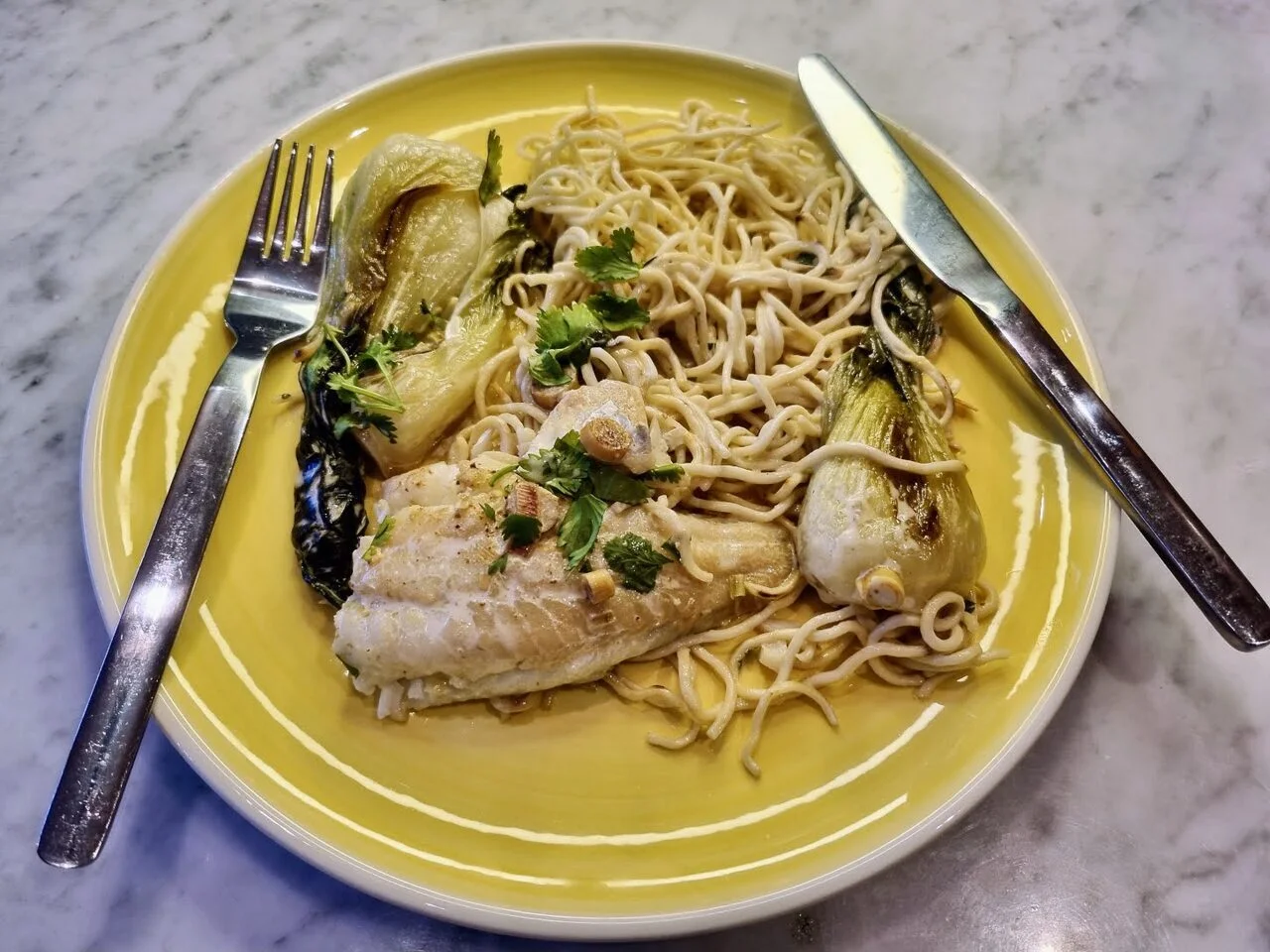 Poisson citronnelle, nouilles sautées et pakchoï