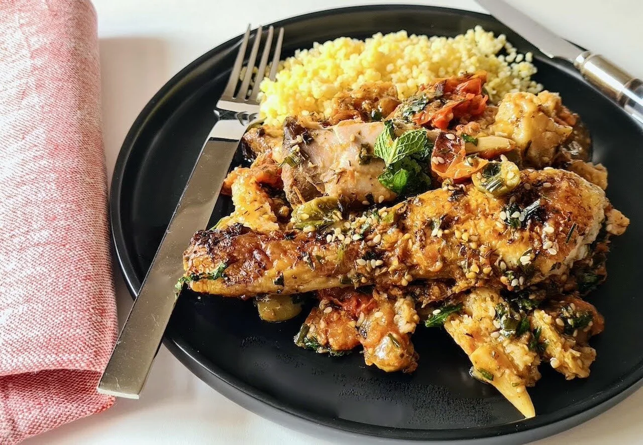 Poulet rôti aux tomates, pain et herbes