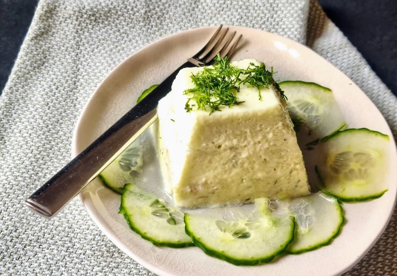 Pyramides de concombre aux miettes de crabe