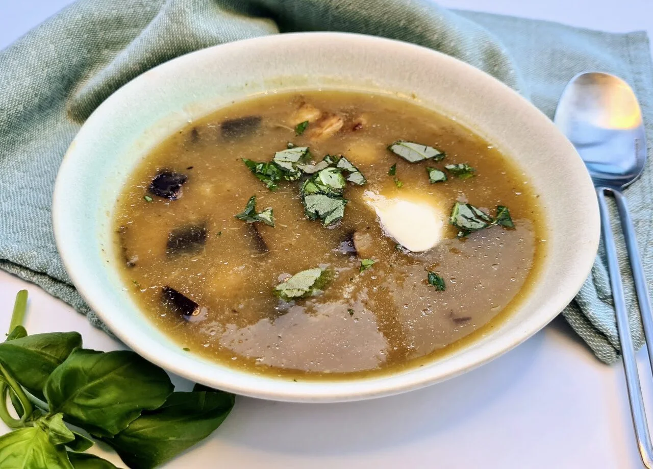 Soupe citronnée à l'aubergine grillée
