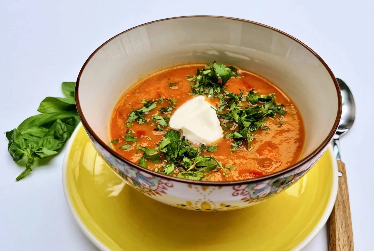 Soupe froide de poivrons rouges à la crème aigre
