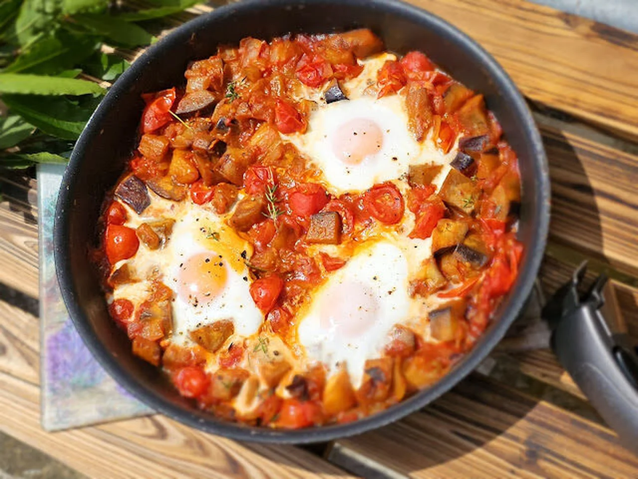 Chakchouka à l'aubergine et aux tomates cerises