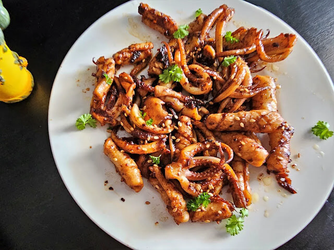 Encornets sautés à l'ail, sauce soja et gingembre