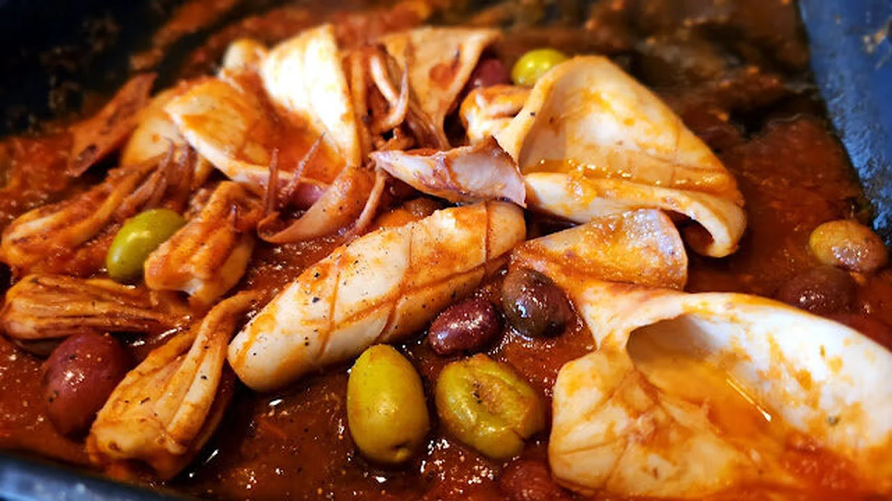 Encornets sautés à la sauce tomate et aux olives