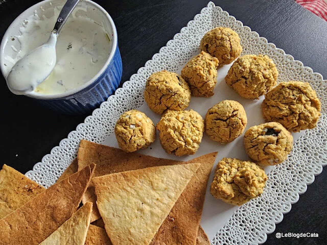 Falafels, chips de tortilla et sauce blanche