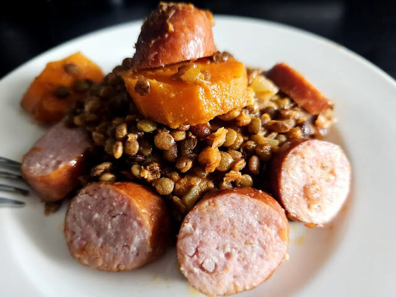 Lentilles vertes aux carottes et saucisses fumées