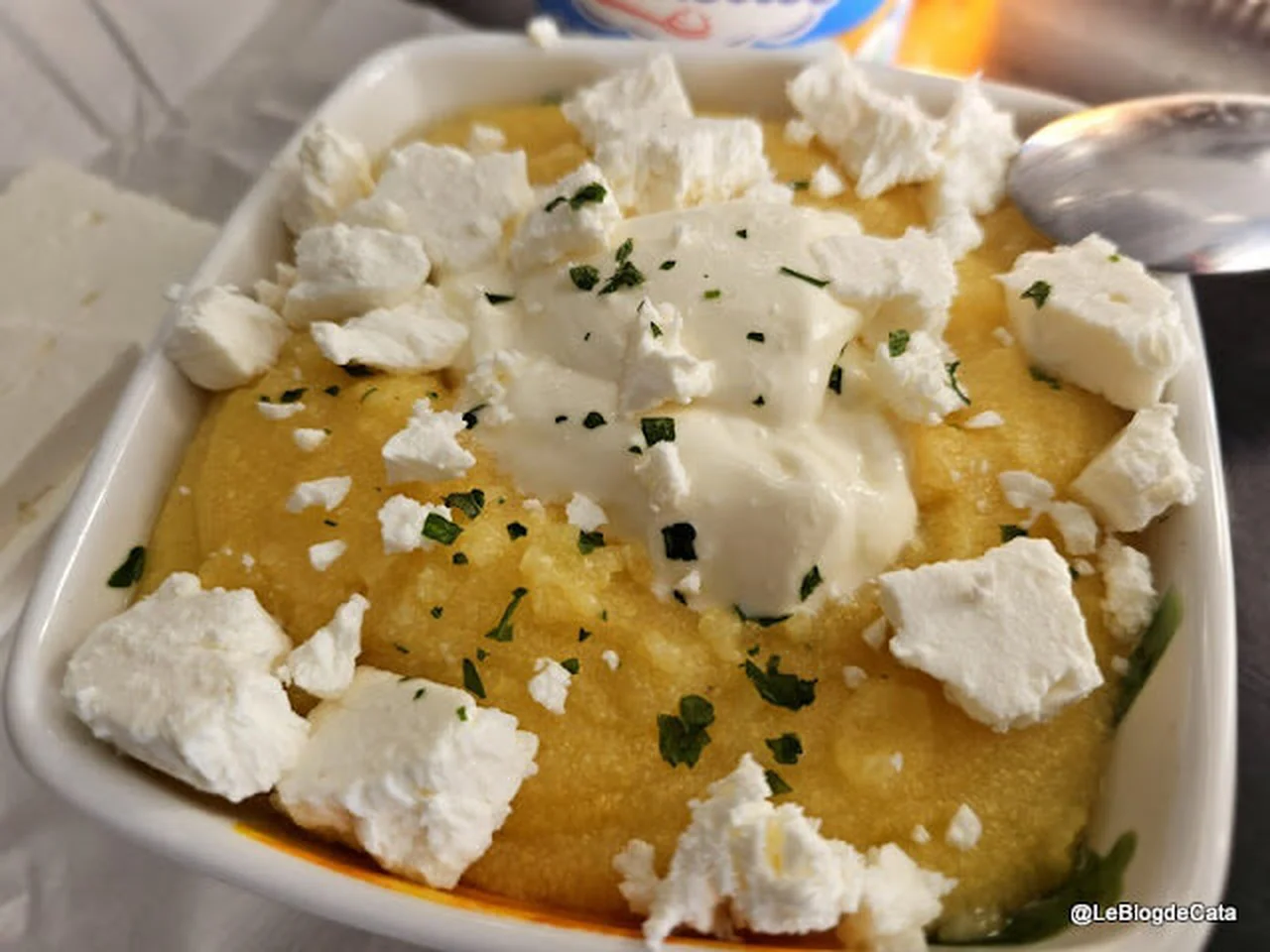 Mămăliga avec fromage feta et crème sure