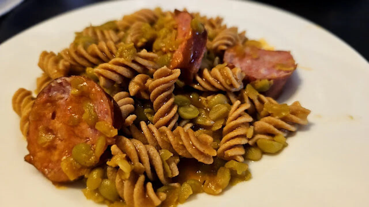 Mitonnée de pois cassés à la saucisse fumée et pâtes