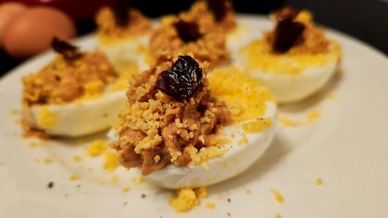 Œufs farcis au thon à la tomate