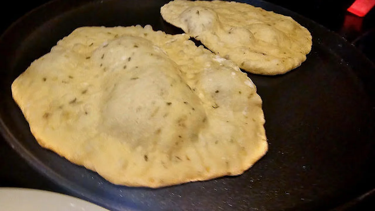Pain pita libanais au zaatar cuit à la poêle
