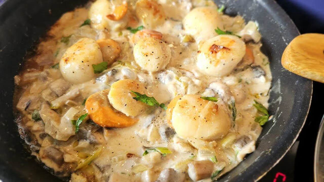 Poêlée de Saint-Jacques sauce crémeuse poireaux champignons