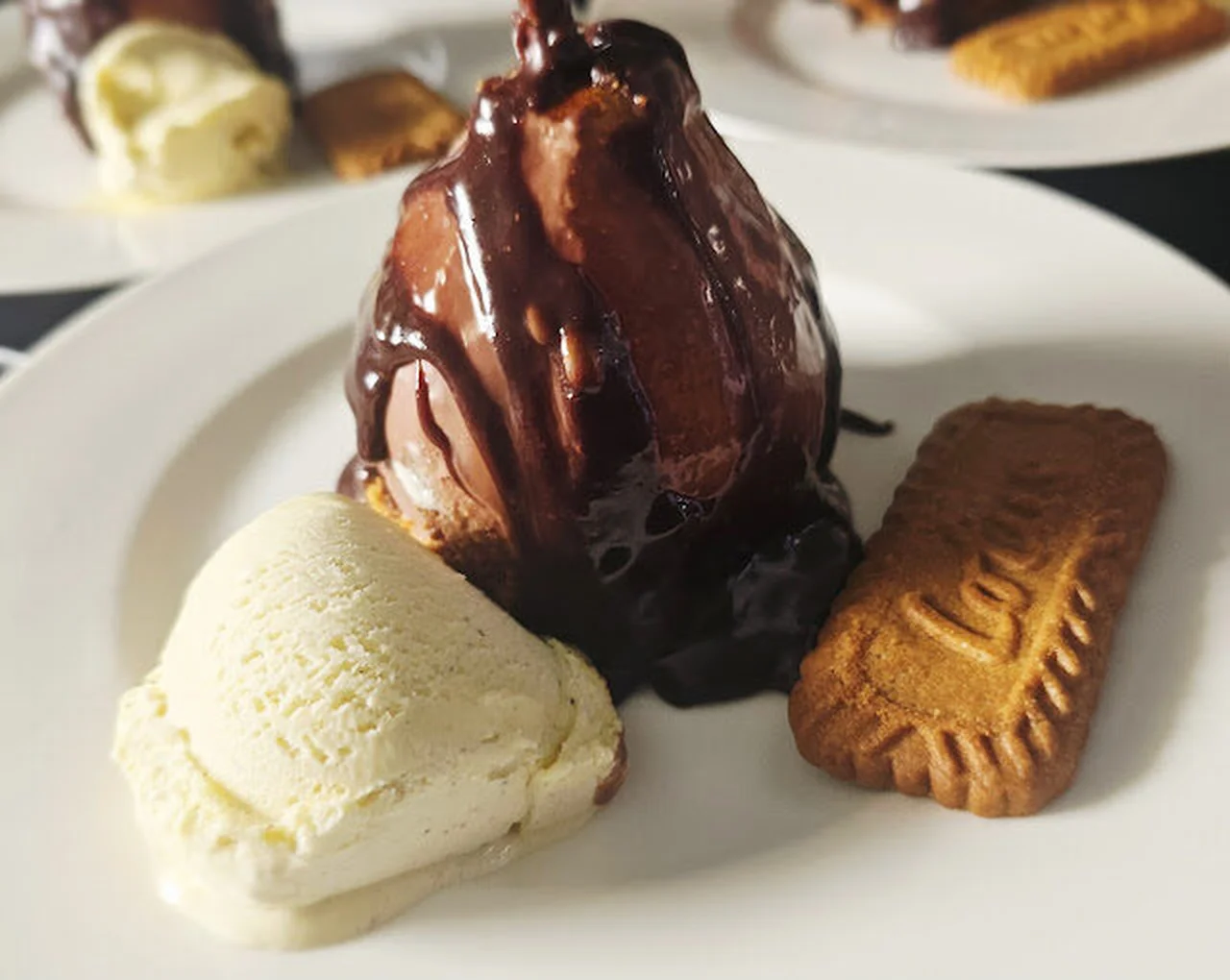 Poires pochées au chocolat et spéculoos