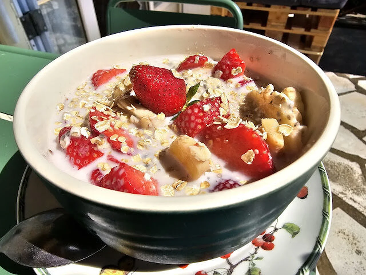 Pudding flocons d'avoine, bananes séchées et fraises