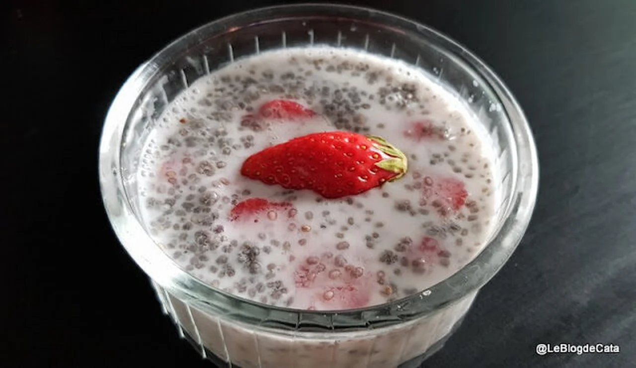 Pudding de chia, lait d'amandes et fraises