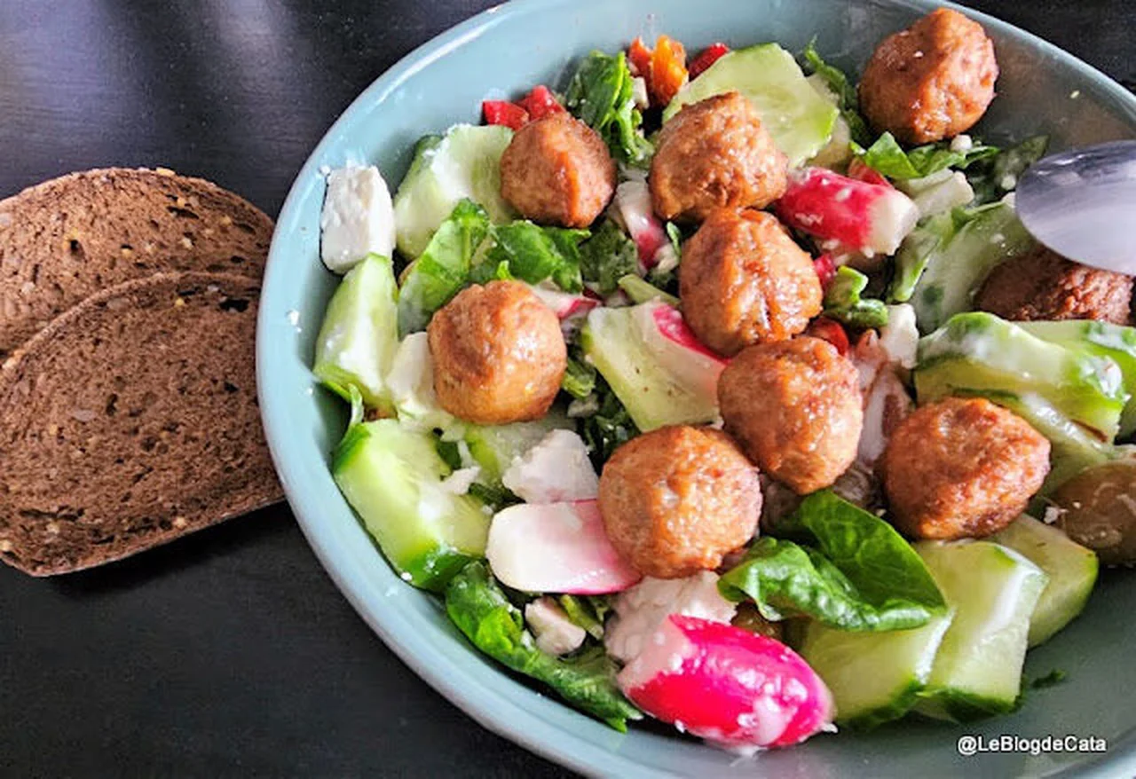 Salade composée aux épinards frais et boulettes