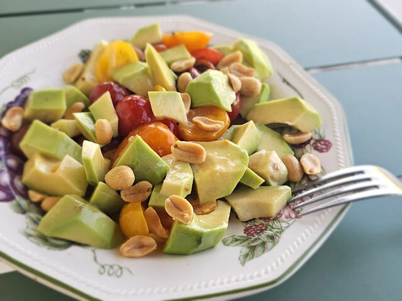 Salade d'avocat, tomates cerises et cacahuètes