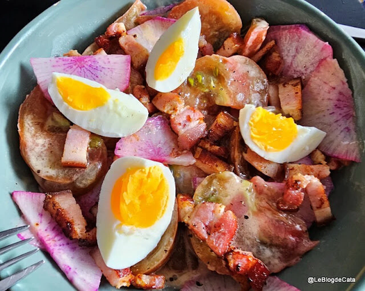 Salade radis, tomate, œuf et poitrine fumée
