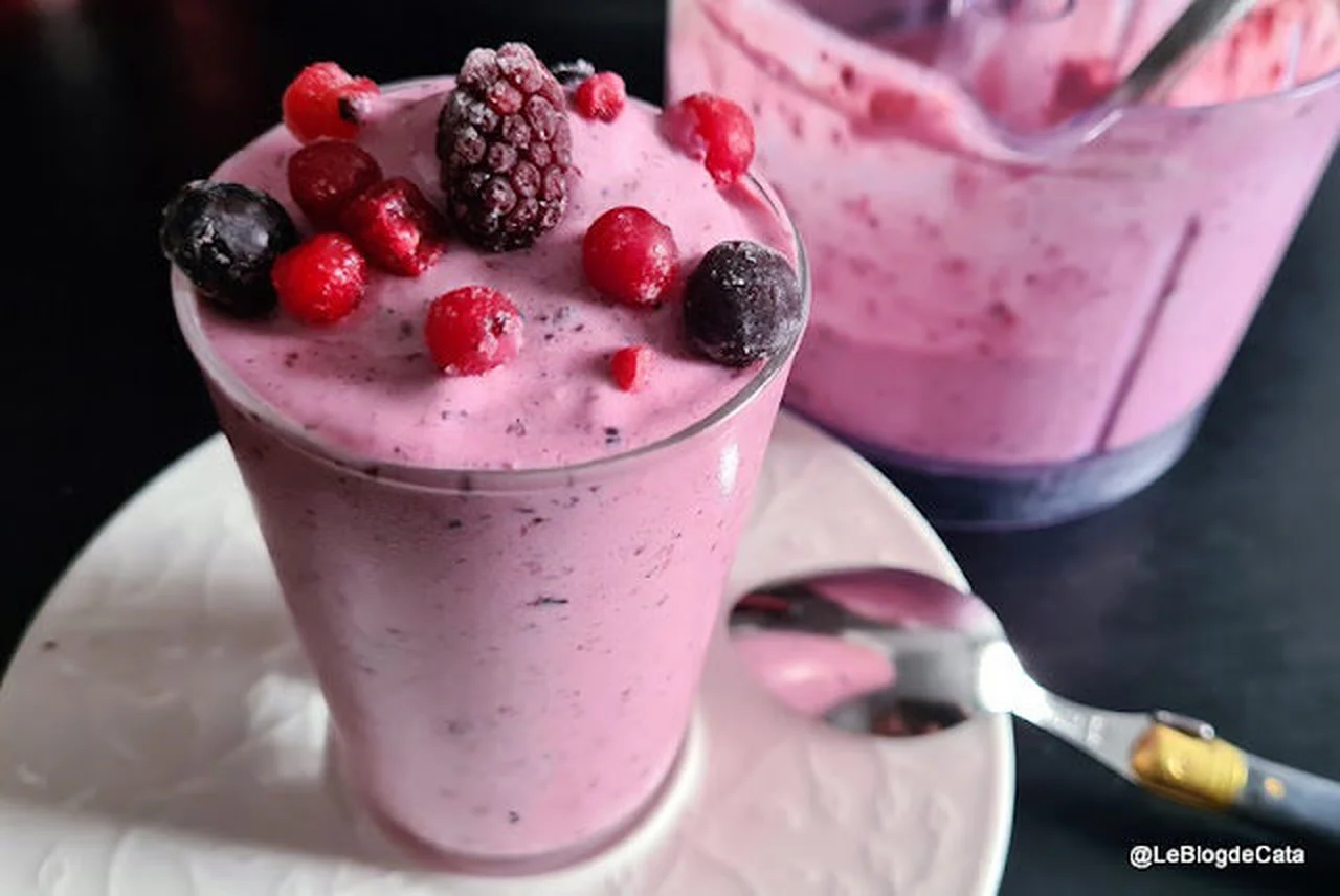 Smoothie glacé aux fruits rouges
