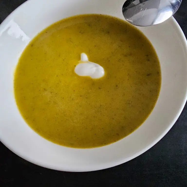 Velouté de brocolis et petits pois au parmesan