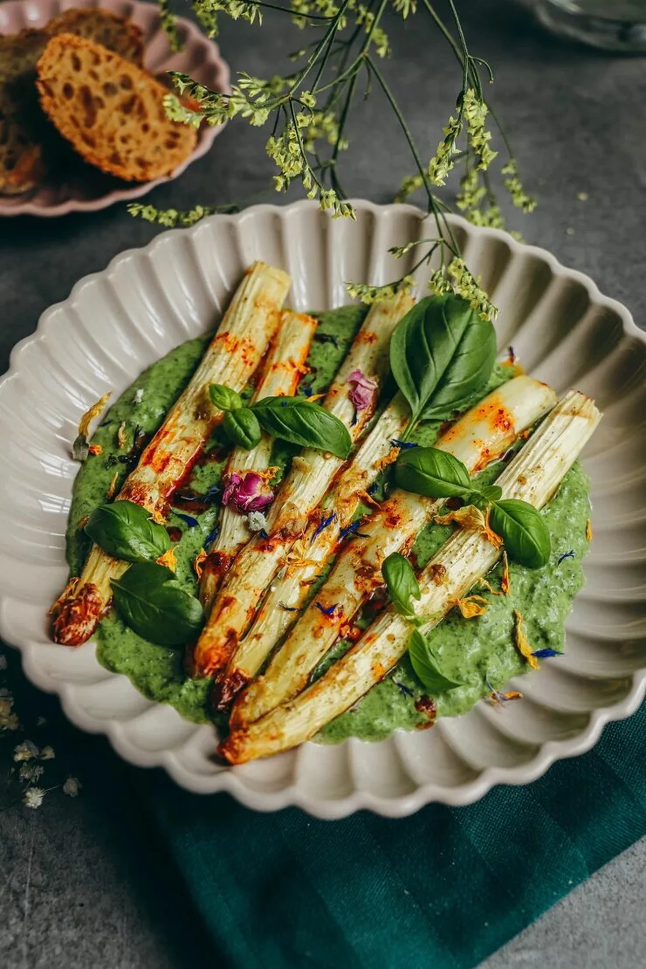 Asperges blanches rôties et sauce verte crémeuse
