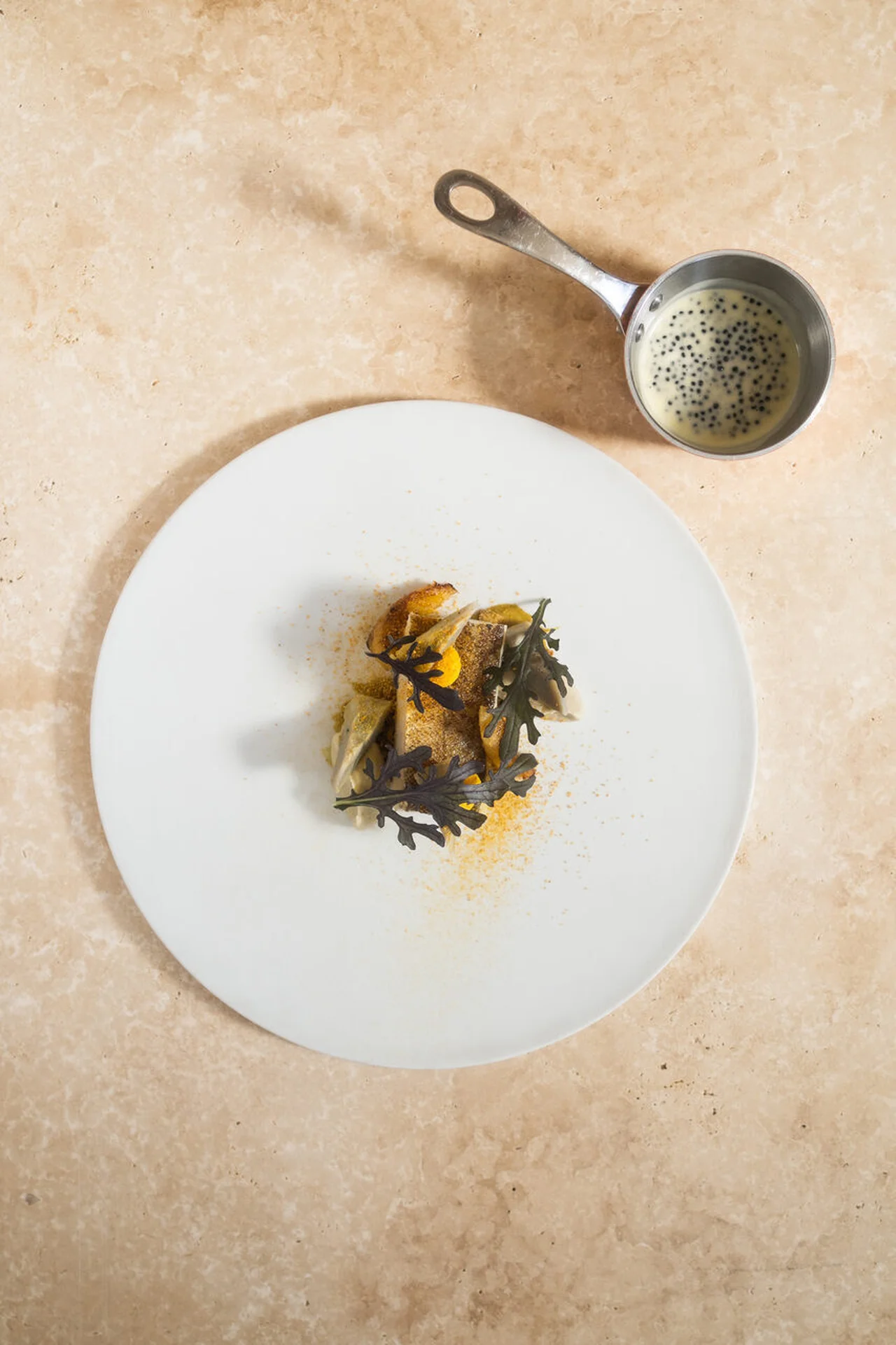 Merlan confit, artichaut barigoule, banane et beurre à l'avruga