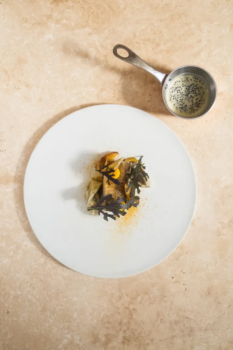 Merlan confit, artichaut barigoule, banane et beurre à l'avruga