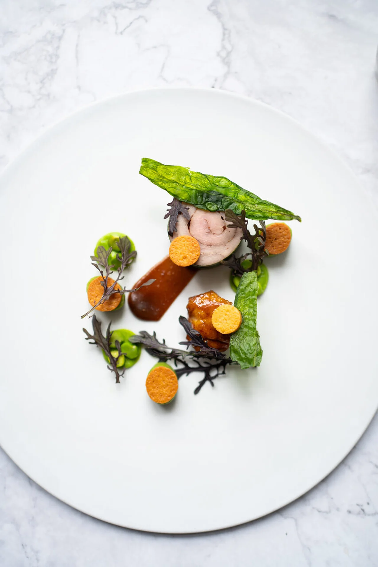 Veau, petit pois, pignon de pin, ail des ours