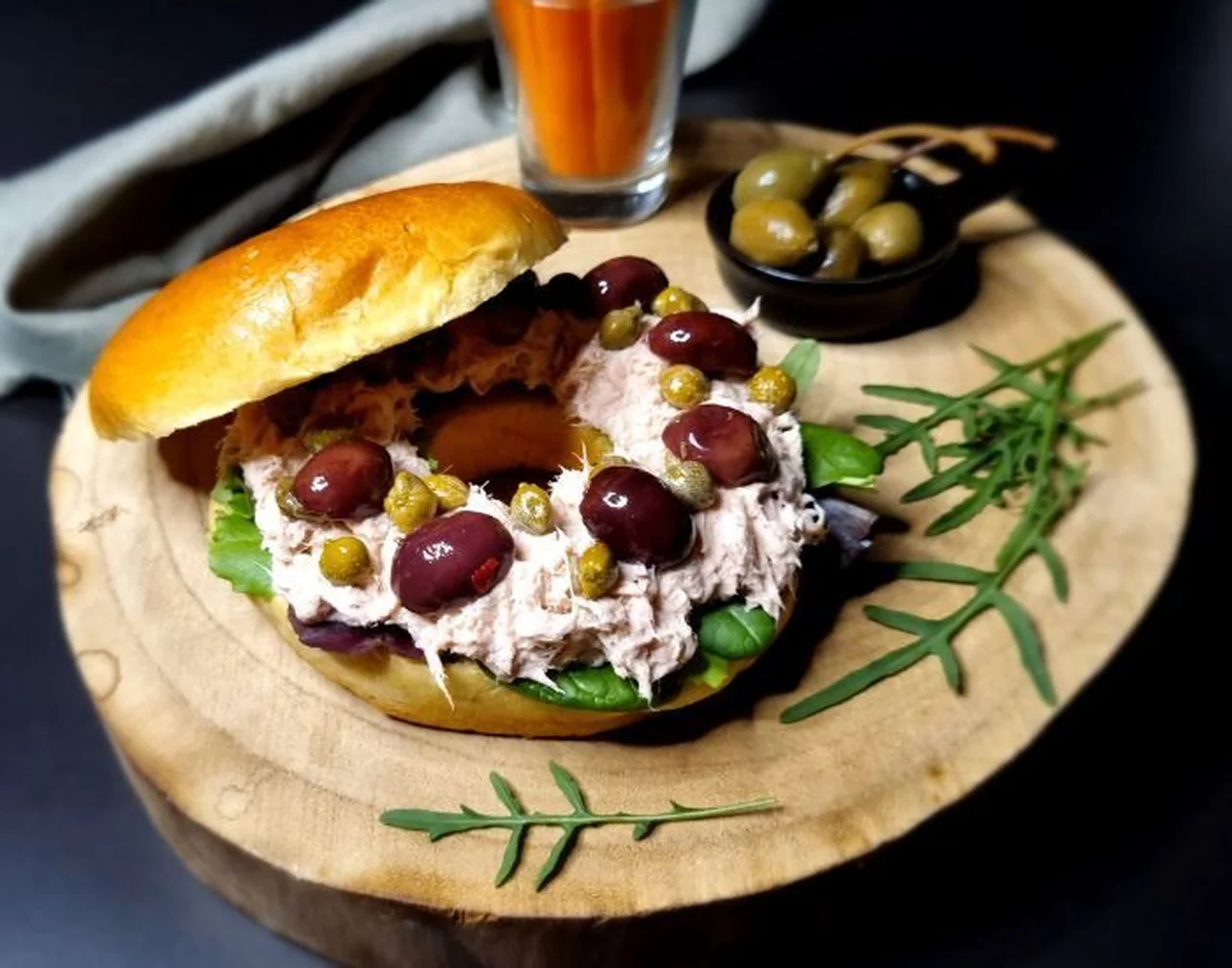 Bagel thon, fromage frais, olives et câpres