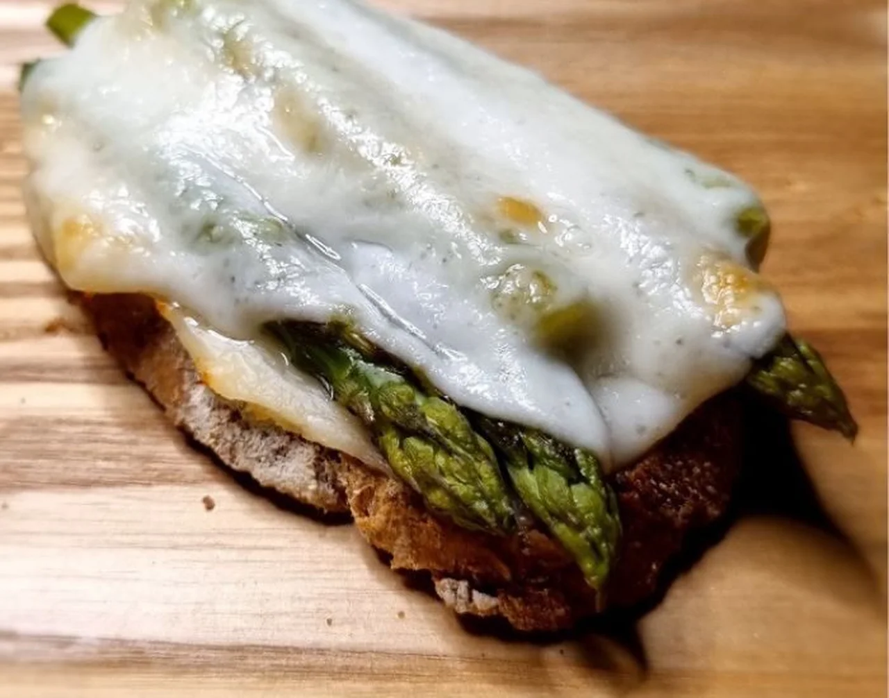 Bruschetta Chaude Asperges Emmental