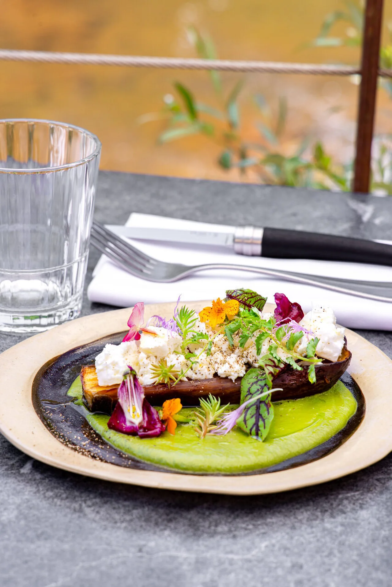 Aubergine confite, feta huile de basilic et crème de laitue
