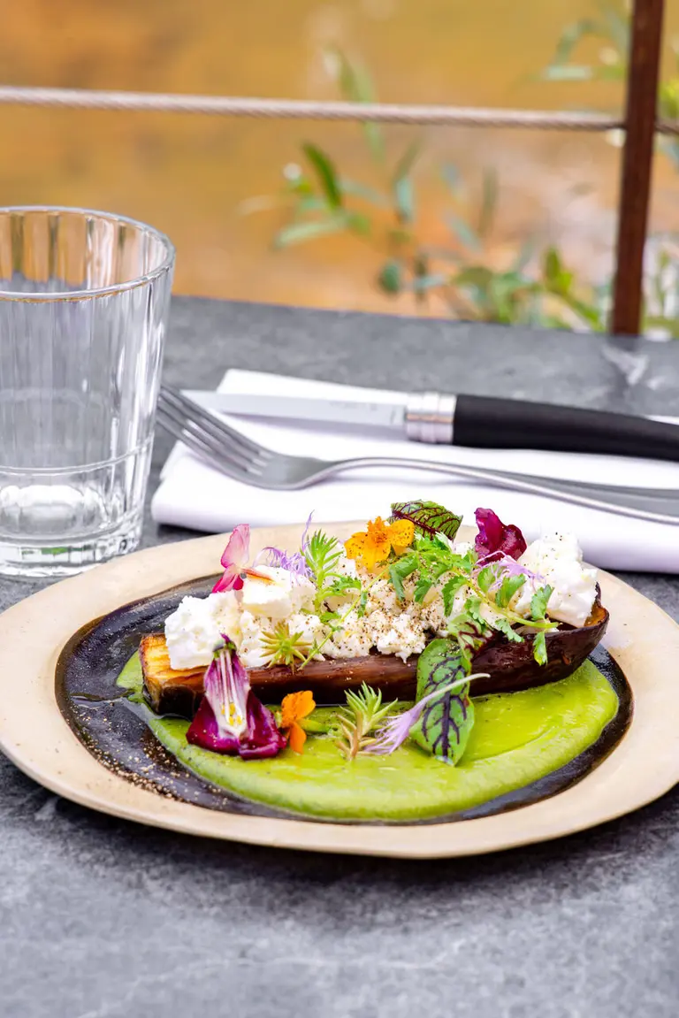 Aubergine confite, feta huile de basilic et crème de laitue