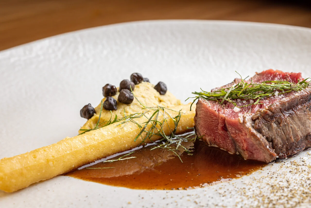 Boeuf d'Aubrac, déclinaison de pois chiche et sauce Bordelaise