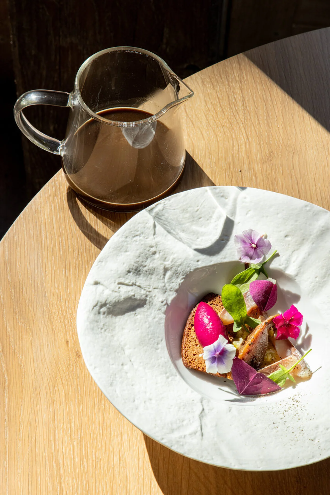 Maquereau poché, fondue de poireaux, sorbet betterave, navets au miso