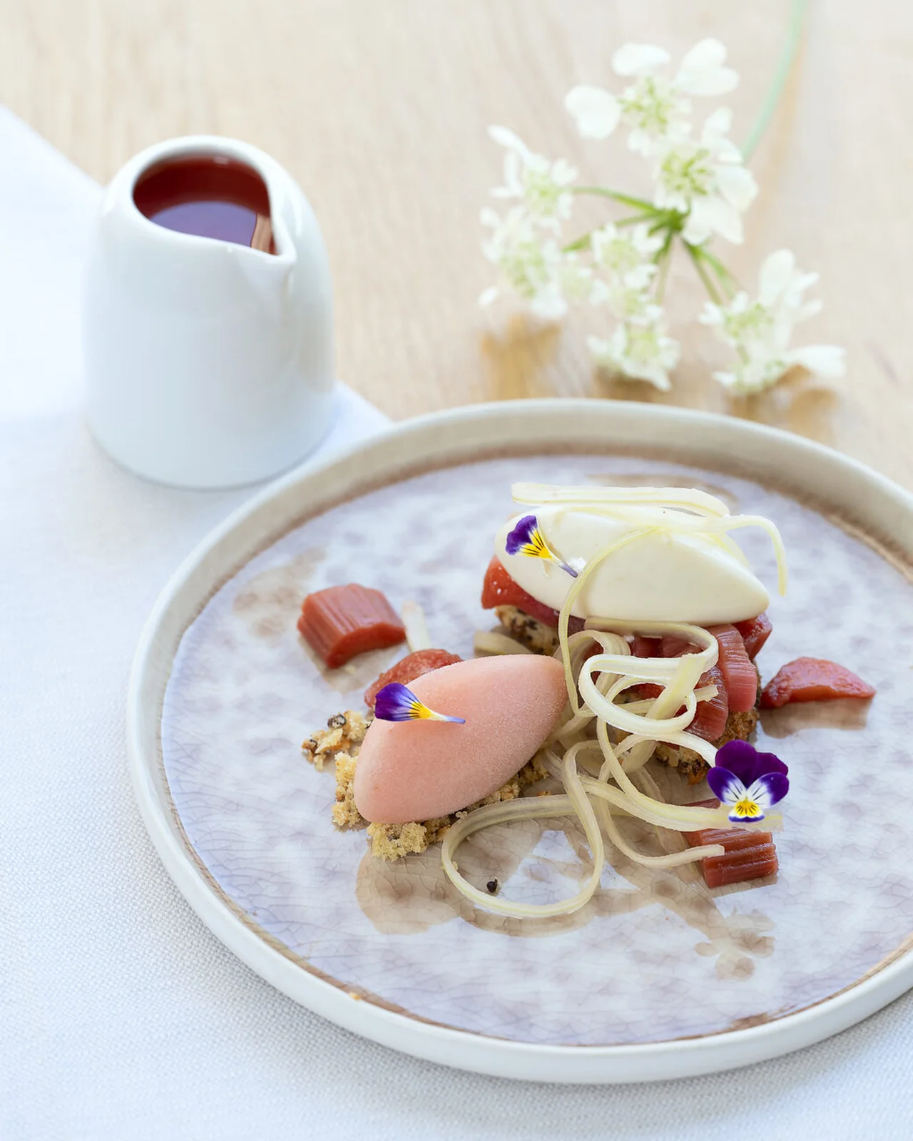 Sorbet à la rhubarbe, mousse de riz au lait de coco et granola