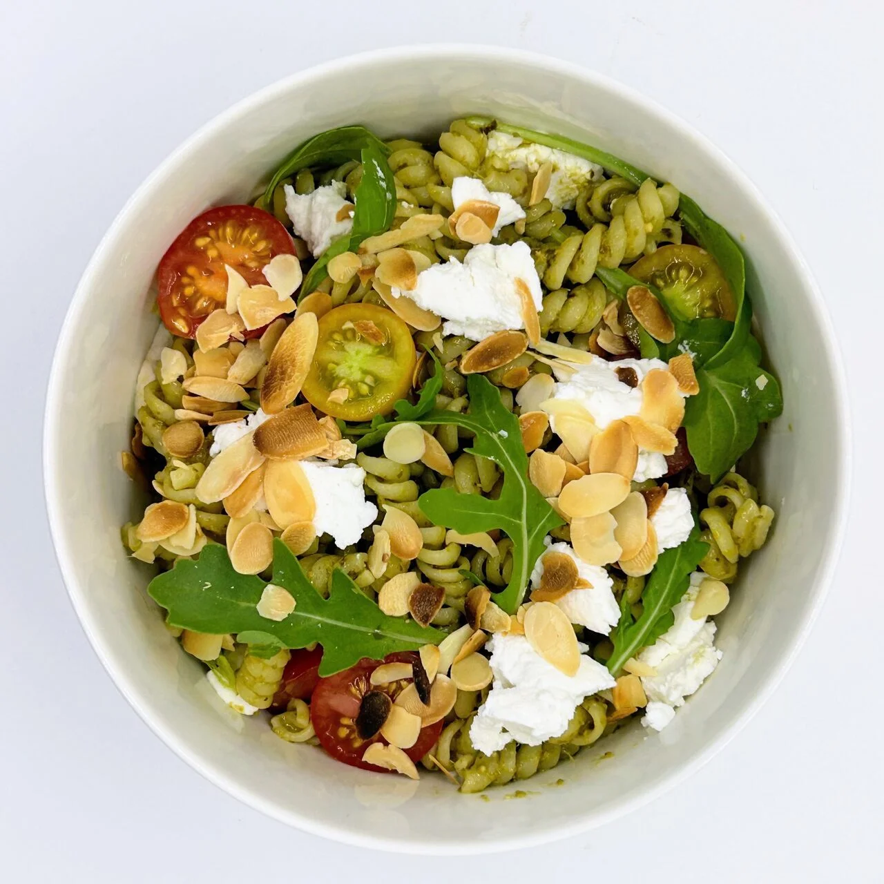 Pâtes au pesto, chèvre frais et amandes