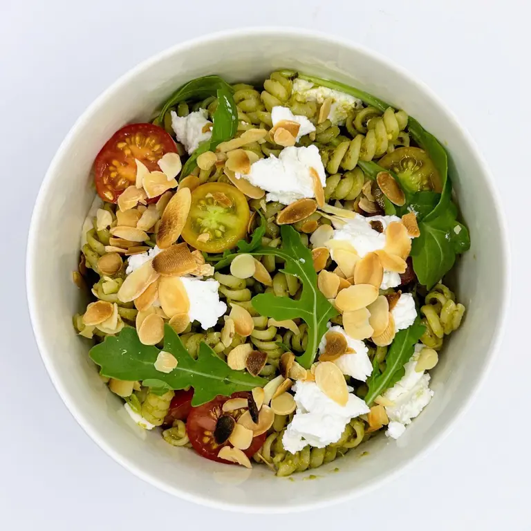 Pâtes au pesto, chèvre frais et amandes