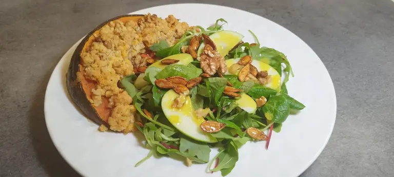 Crumble de potiron au chèvre et salade gourmande