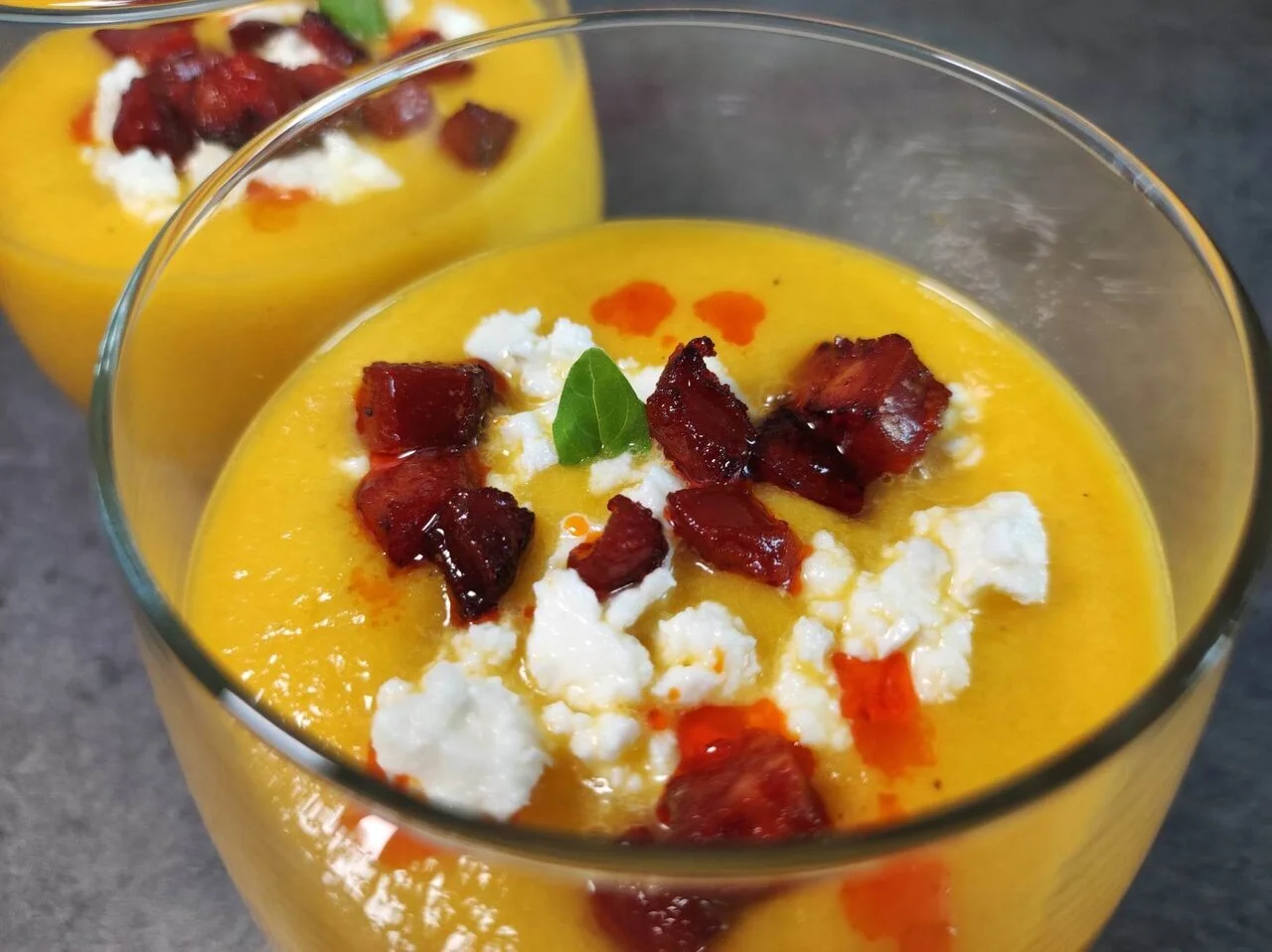 Soupe froide de melon, basilic, feta et chorizo