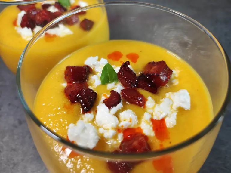 Soupe froide de melon, basilic, feta et chorizo