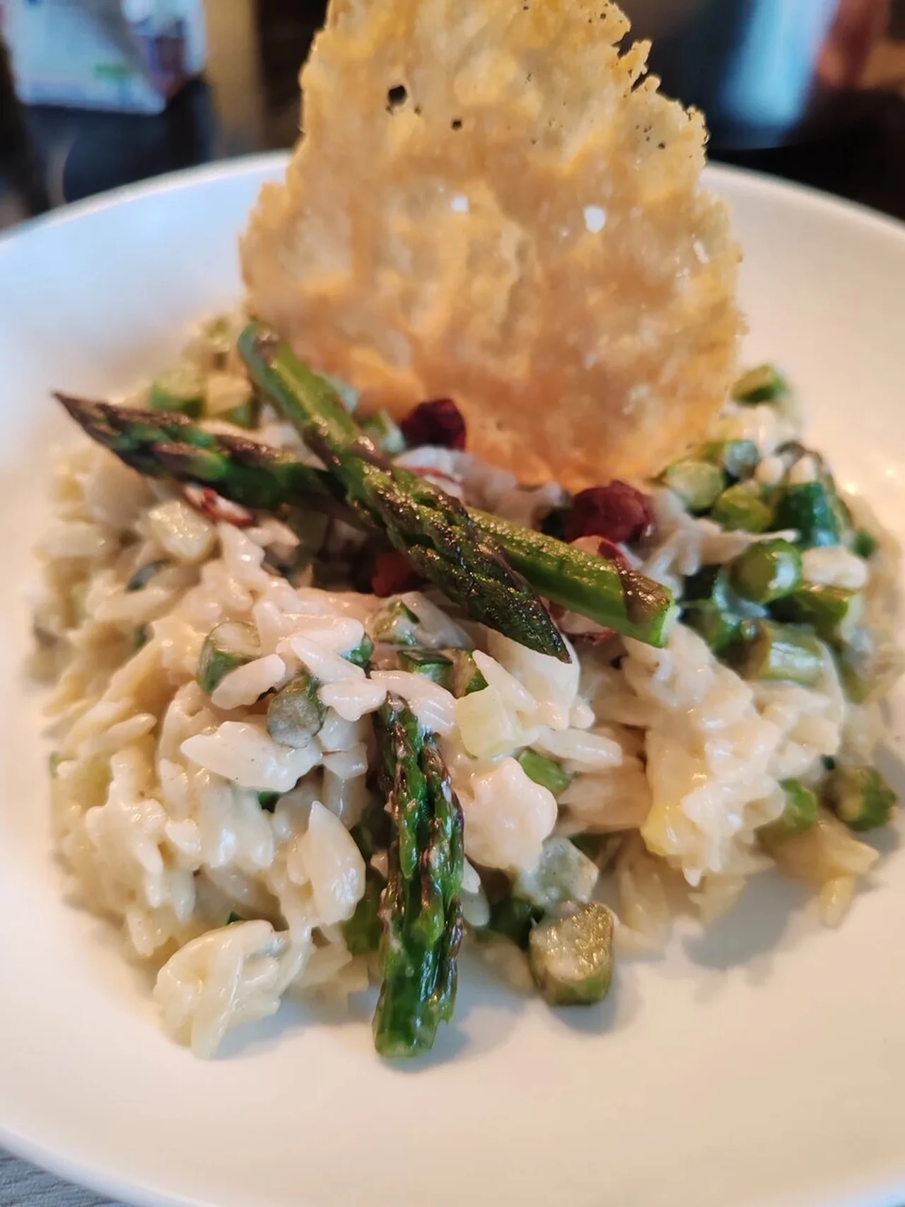 Orzo crémeux aux légumes, noisettes et tuile parmesan