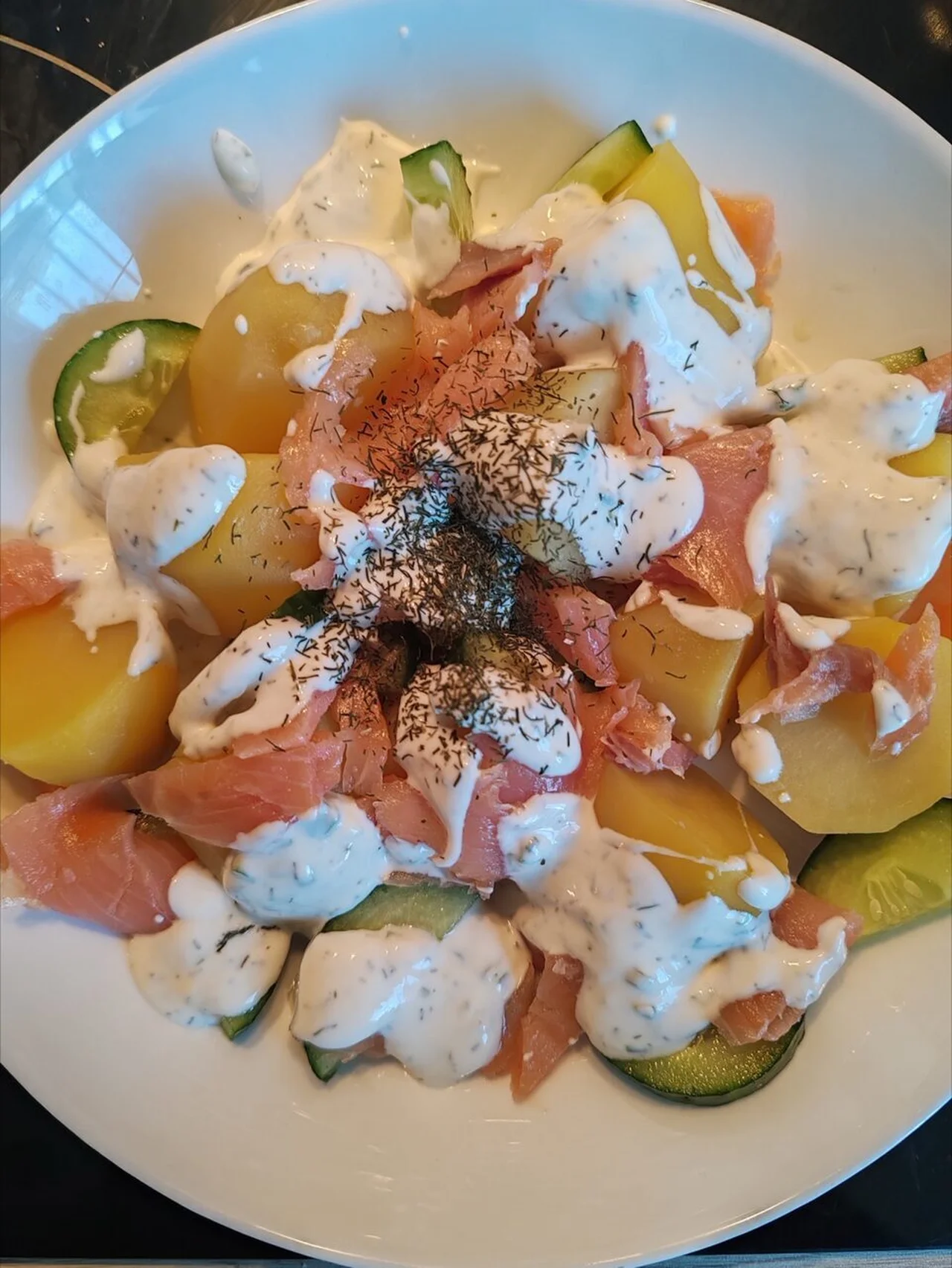 Salade pommes de terre, saumon fumé, sauce yaourt aneth