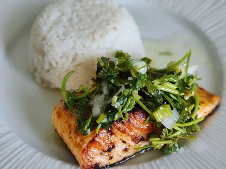 Saumon rôti, riz coco et sauce Green Lime