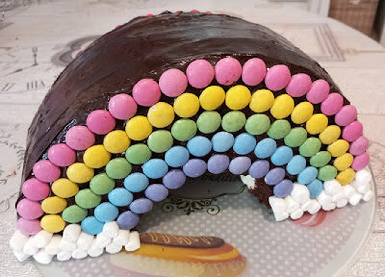 Le gâteau d'anniversaire arc-en-ciel