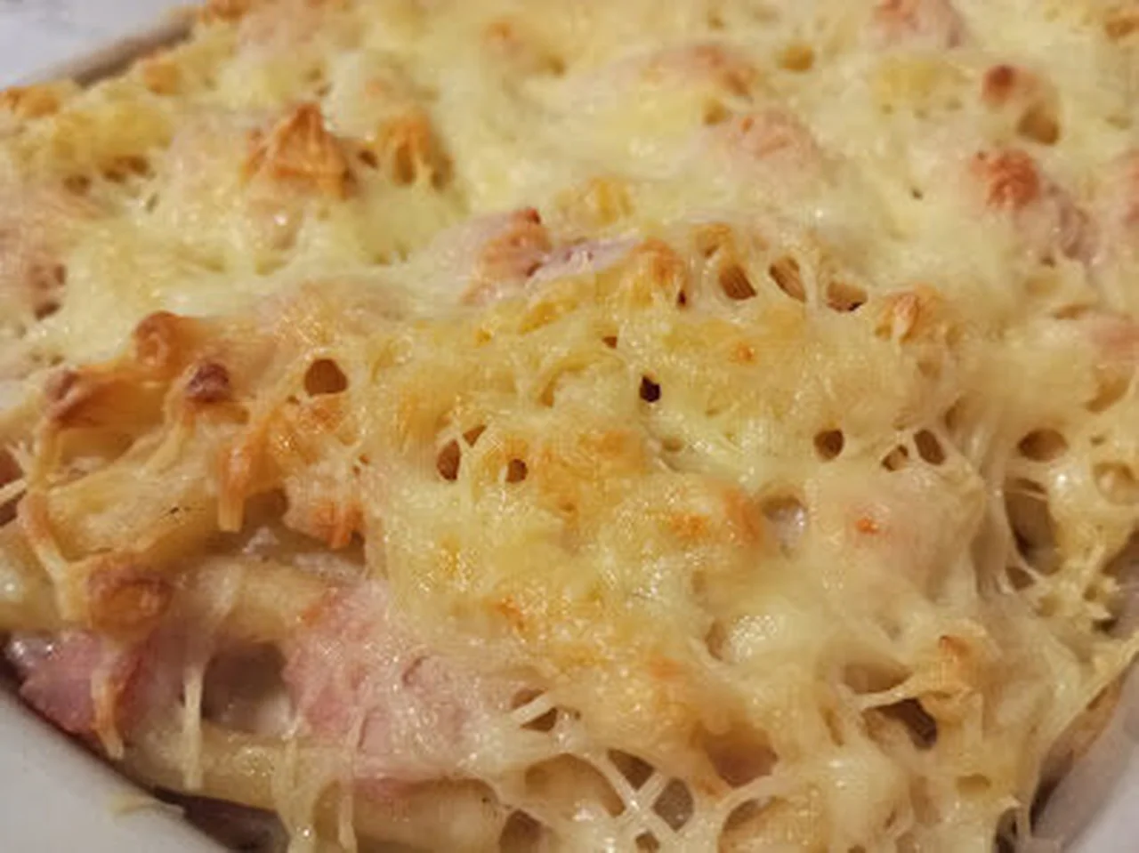 Gratin de macaronis au jambon et au fromage