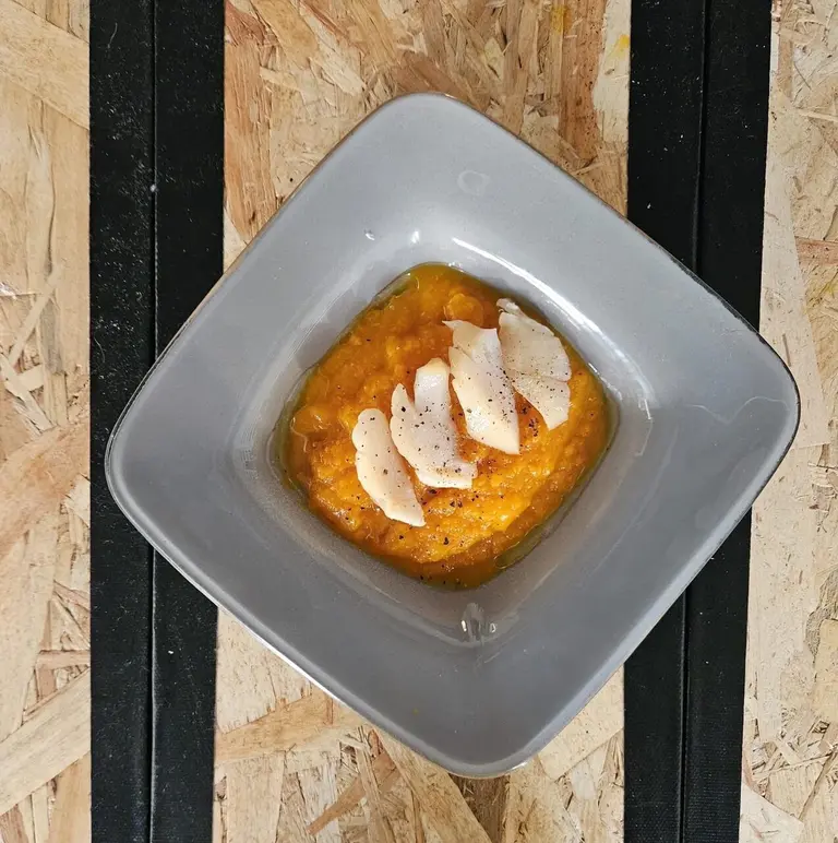 Carpaccio de St-Jacques sur purée de potimarron